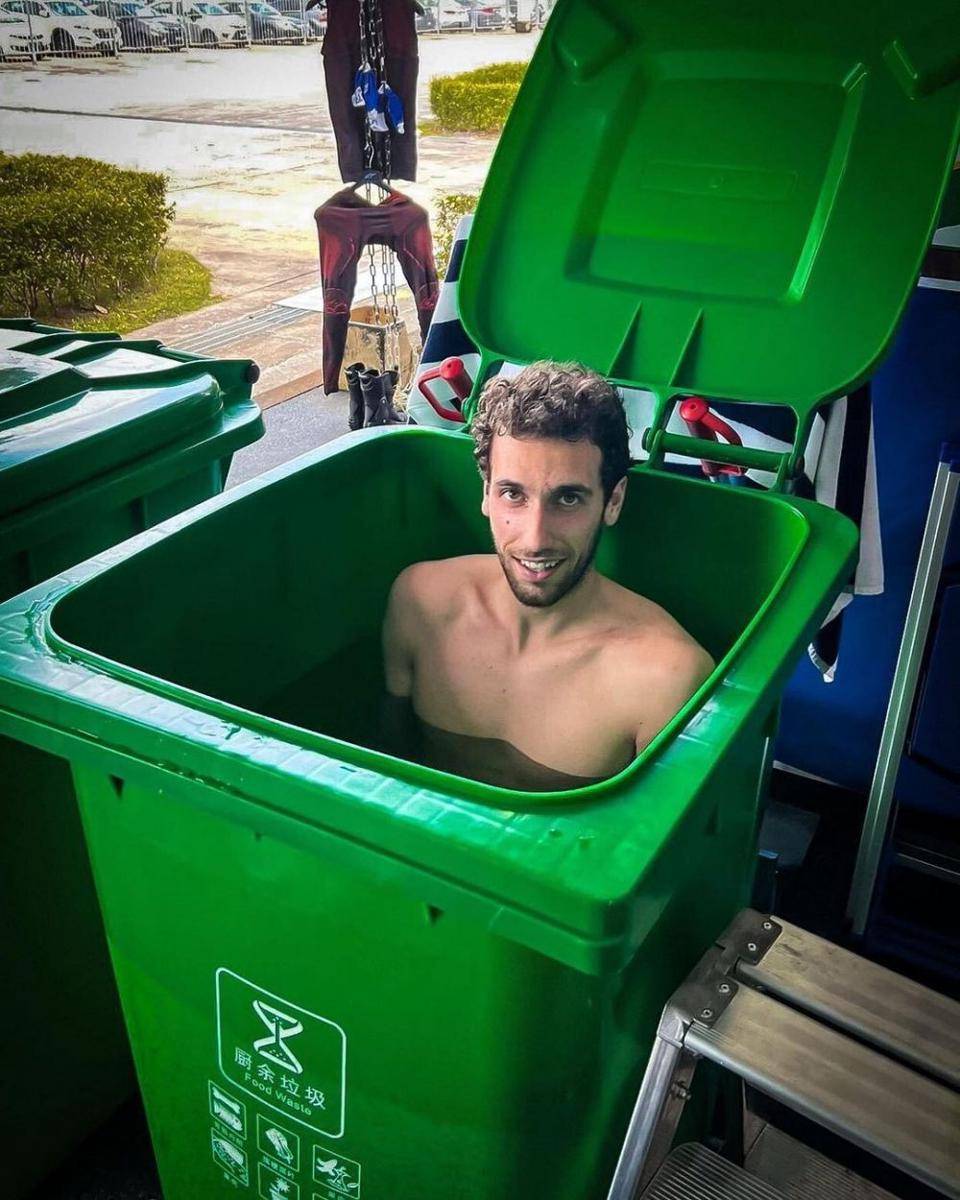 cara unik pembalap MotoGP ngadem (instagram.com/alexrins)