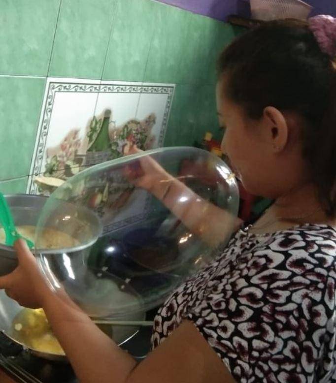 potret lucu emak-emak menggoreng (Twitter.com/dindaaadewiy)