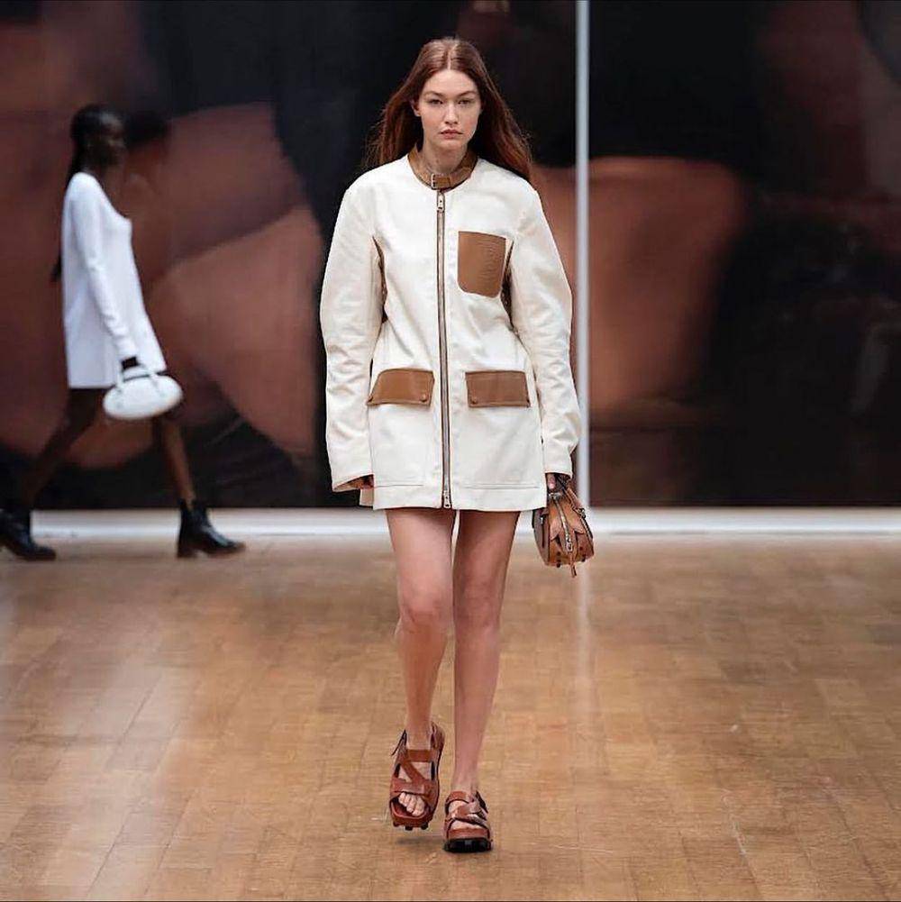 potret Gigi Hadid berjalan di catwalk (instagram.com/gigihadid)