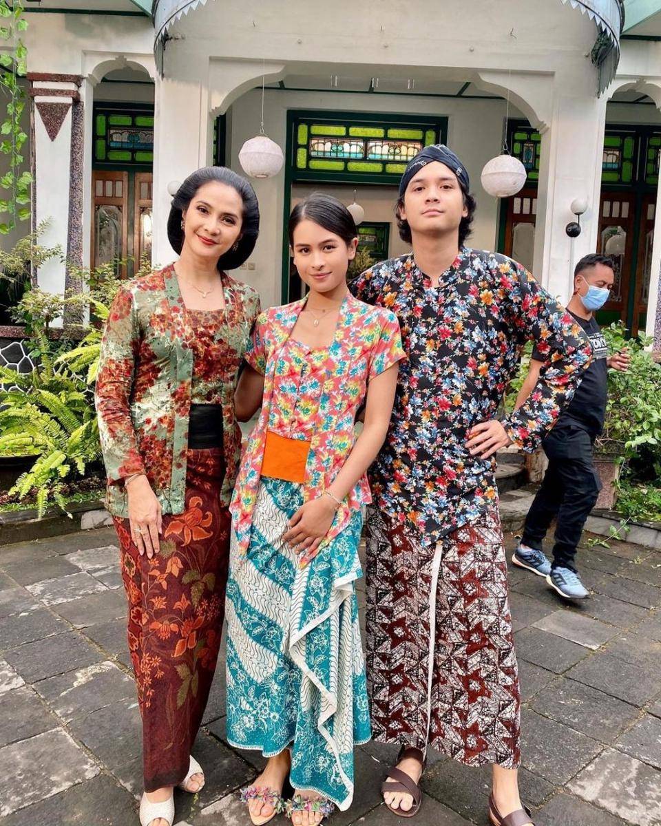 Kebaya Maudy Ayunda. (instagram.com/maudyayunda)