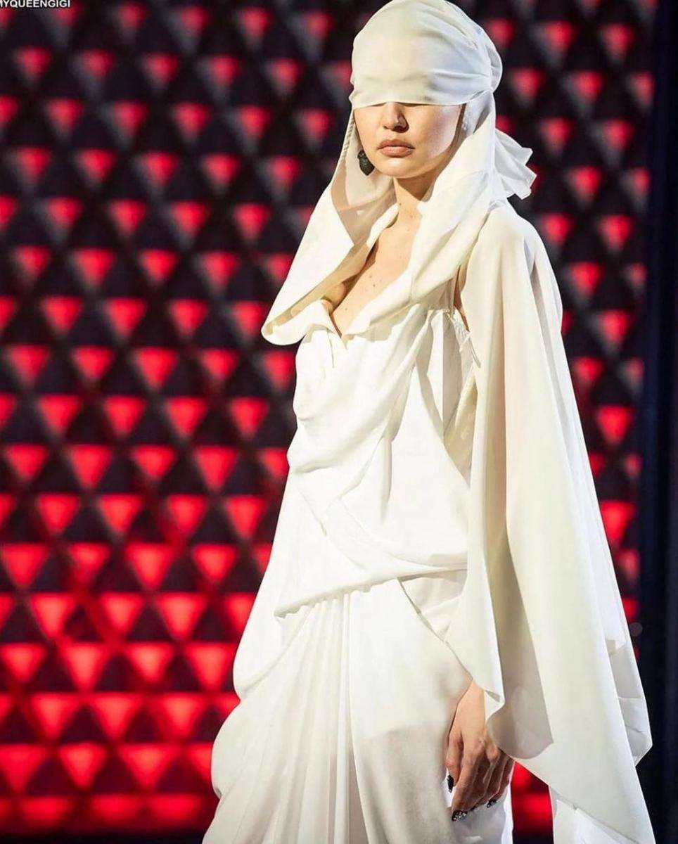 potret Gigi Hadid berjalan di catwalk (instagram.com/gigihadid)
