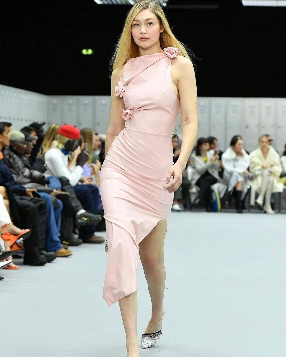 potret Gigi Hadid berjalan di catwalk (instagram.com/gigihadid)