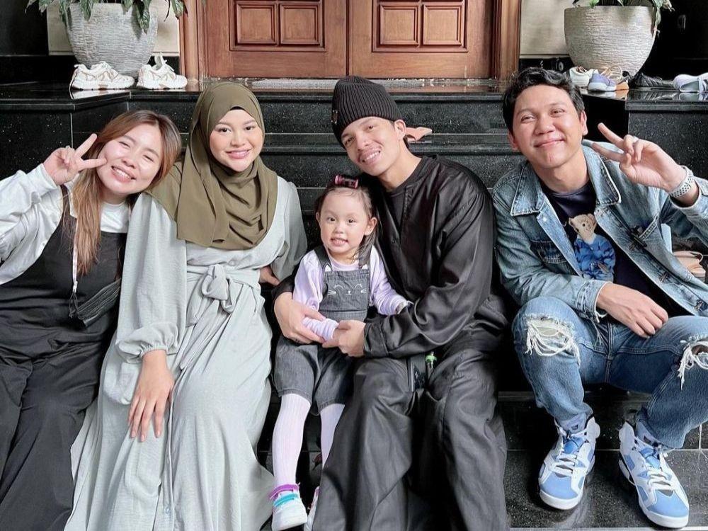 10 Potret Shabira Lala Momong Baby Ameena, Gemesnya Dobel Bestie!