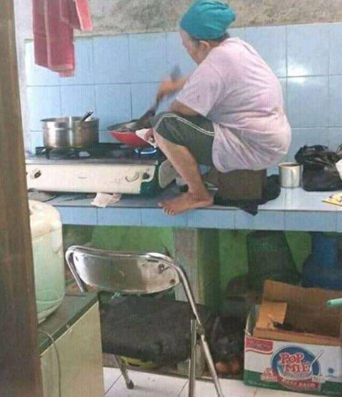 potret lucu emak-emak menggoreng (Instagram.com/wkwkland_real)