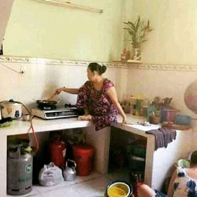 potret lucu emak-emak menggoreng (Instagram.com/wkwkland_real)