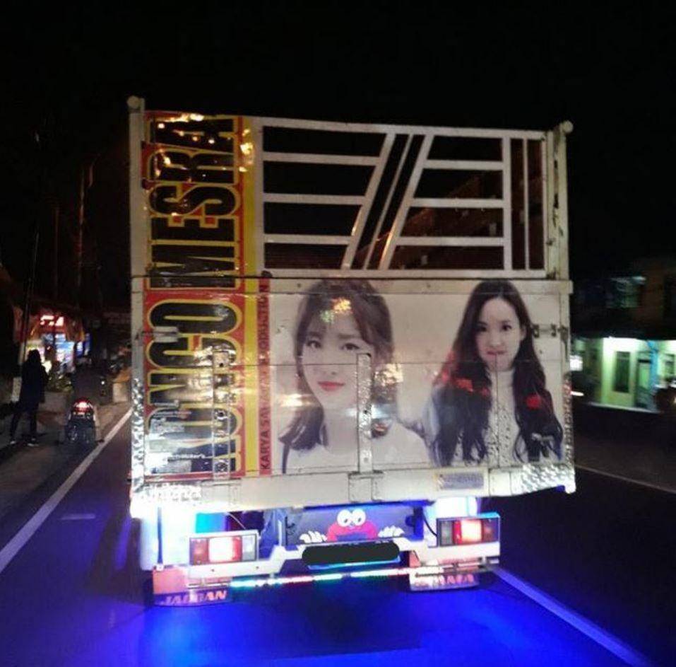 wajah idol KPop di bak truk (twitter.com/hyxiaoting)