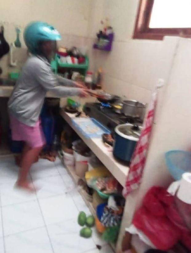 potret lucu emak-emak menggoreng (Instagram.com/wkwkland_real)