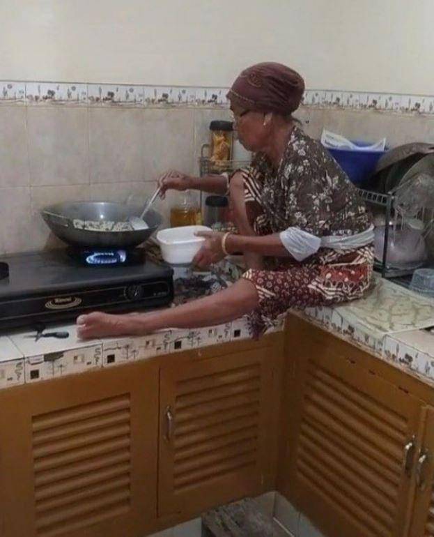 potret lucu emak-emak menggoreng (Instagram.com/wkwkland_real)