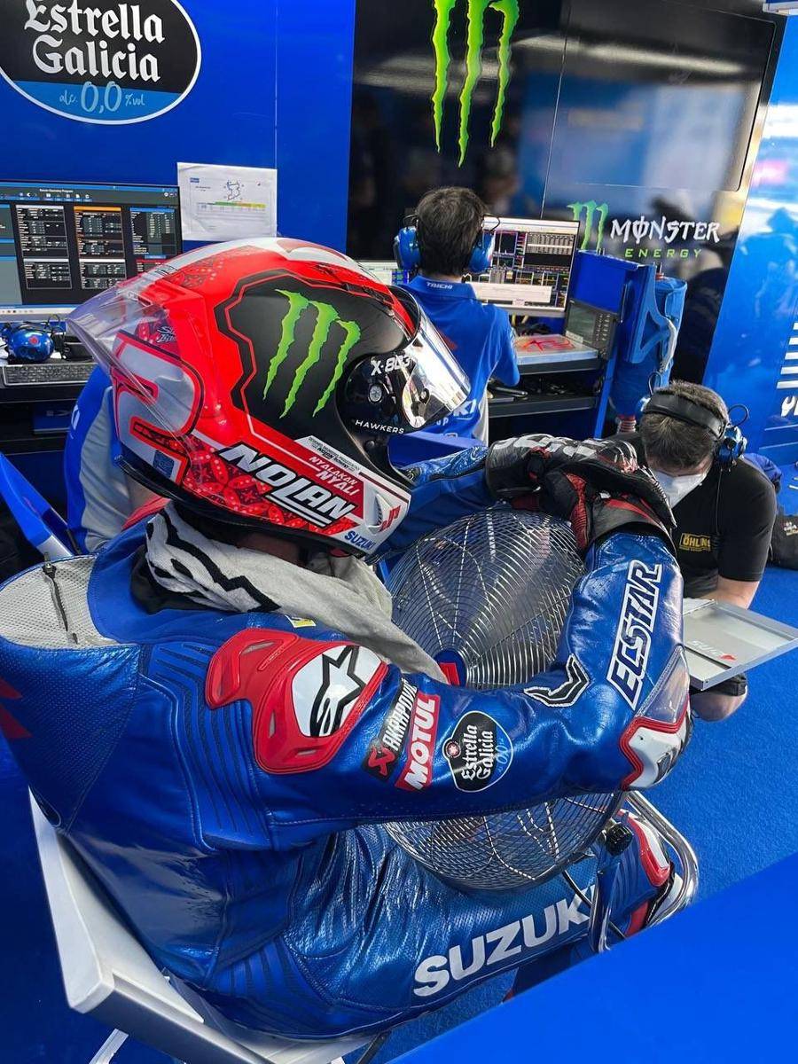 cara unik pembalap MotoGP ngadem (twitter.com/rins42)