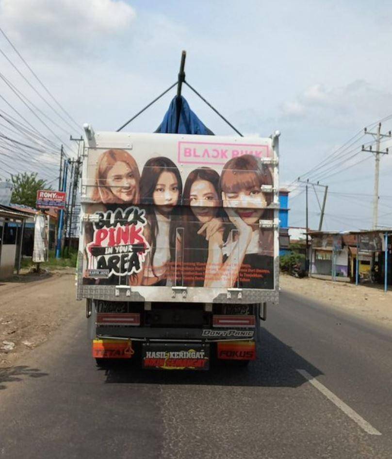 wajah idol KPop di bak truk (twitter.com/dina_rfebri)