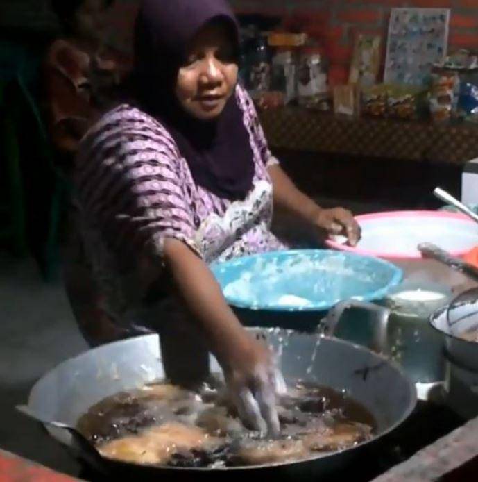 potret lucu emak-emak menggoreng (Twitter.com/ffoodfess)