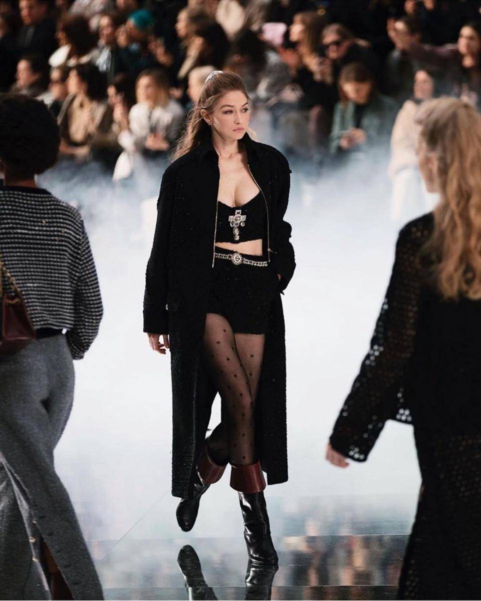 potret Gigi Hadid berjalan di catwalk (instagram.com/gigihadid)