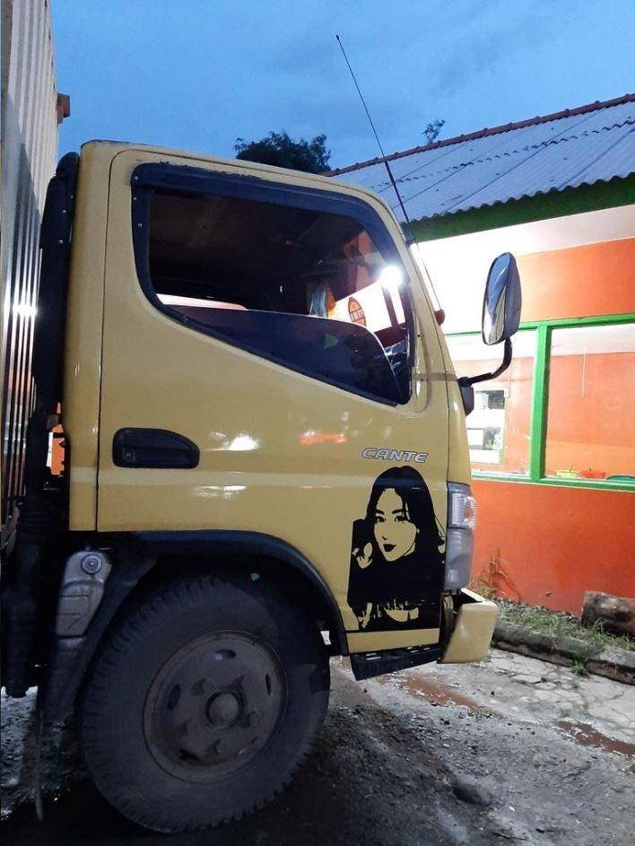 wajah idol KPop di bak truk (twitter.com/asiahhn__)