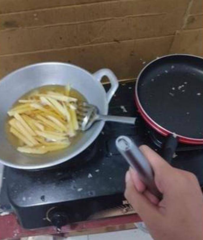 potret lucu emak-emak menggoreng (Instagram.com/awrecehan.id)
