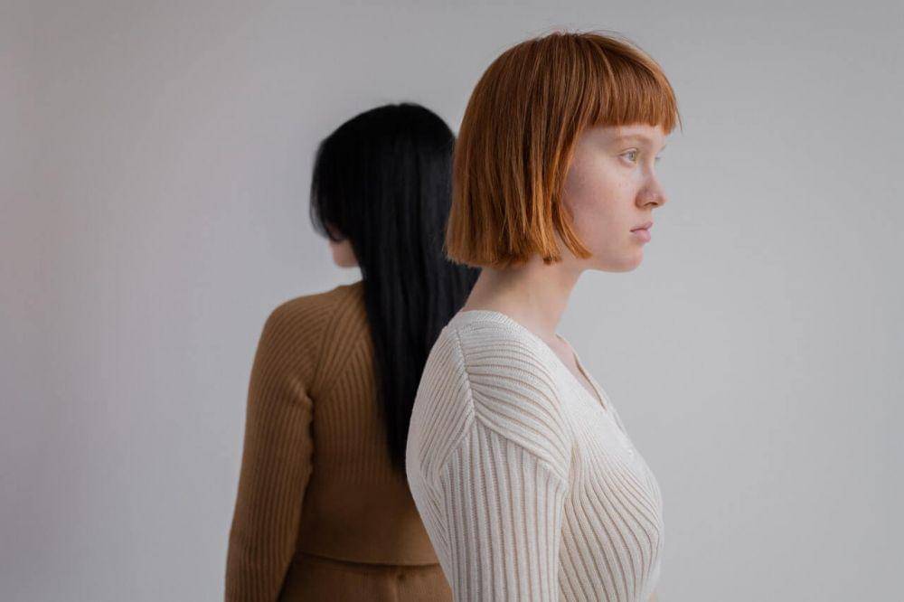 ilustrasi saling memunggungi (pexels.com/Monstera)