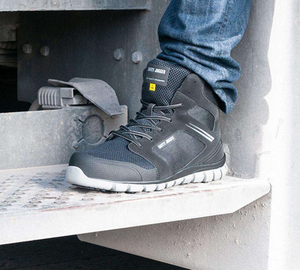 5 Tips Merawat Sepatu Safety Agar Awet, Caranya Sederhana!