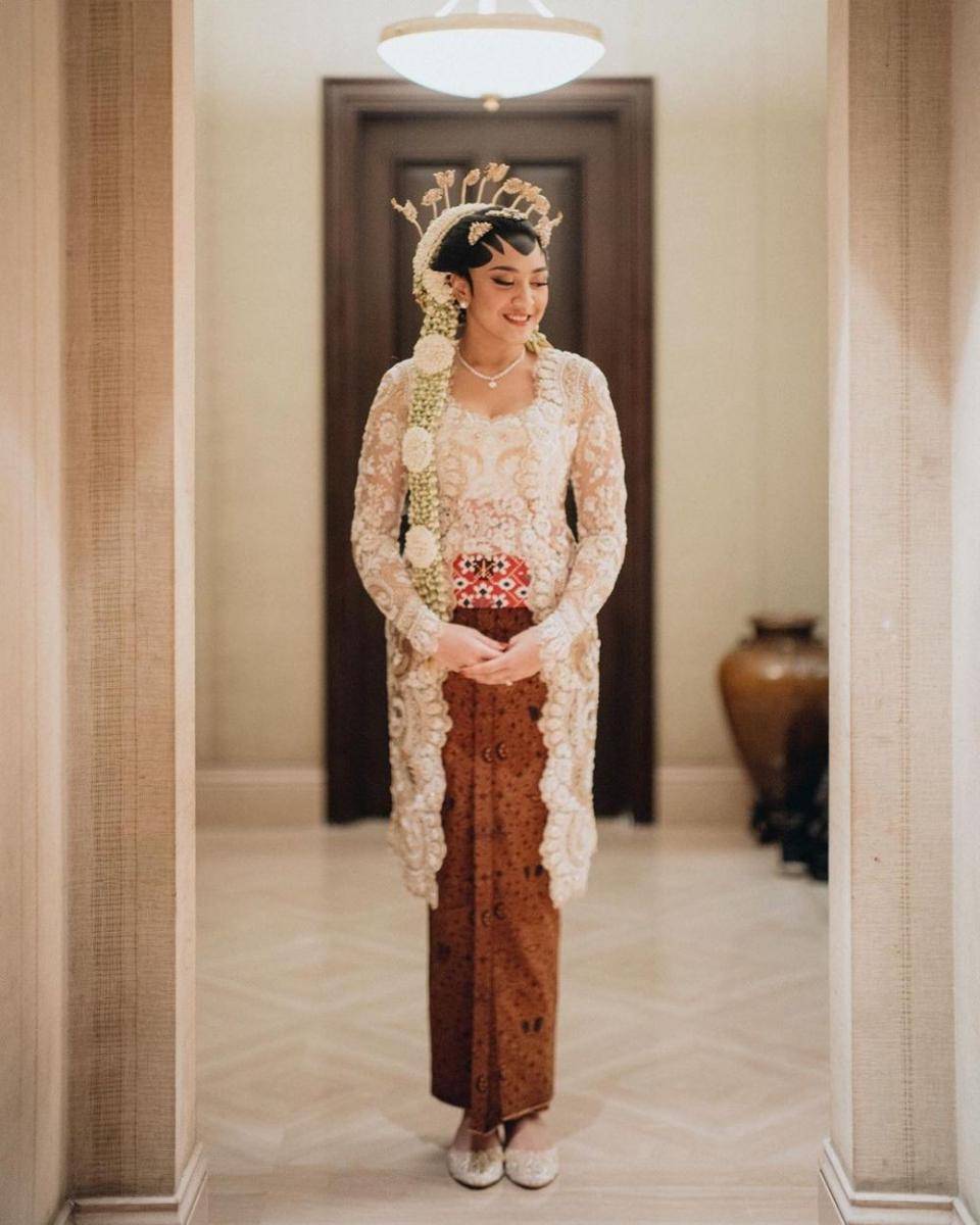 Kebaya Putri Tanjung (instagram.com/ekhianam.official)
