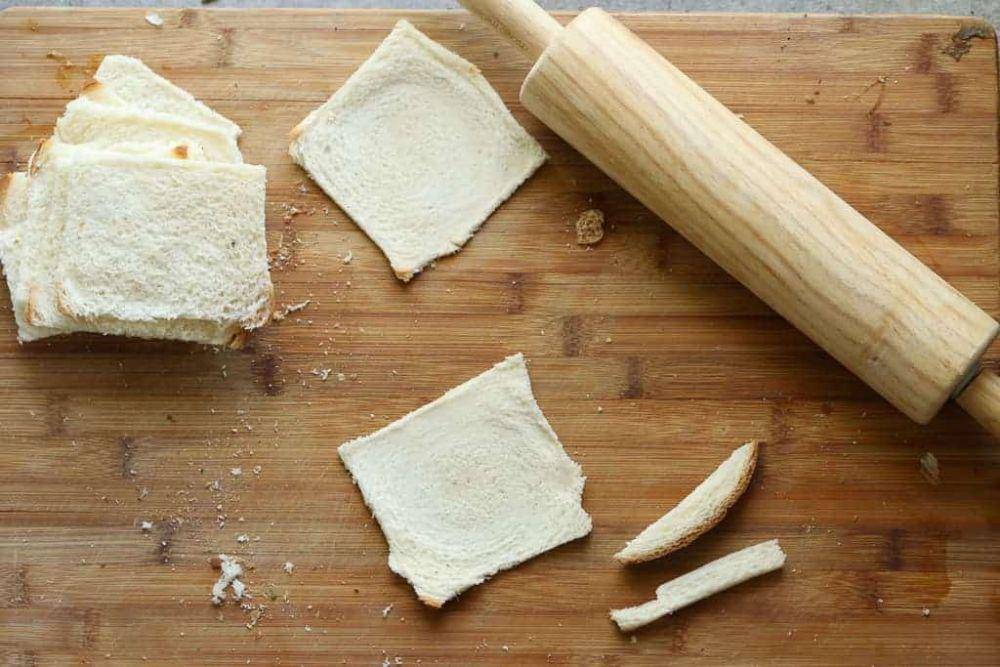 ilustrasi memipihkan roti tawar (tastesbetterfromscratch.com)