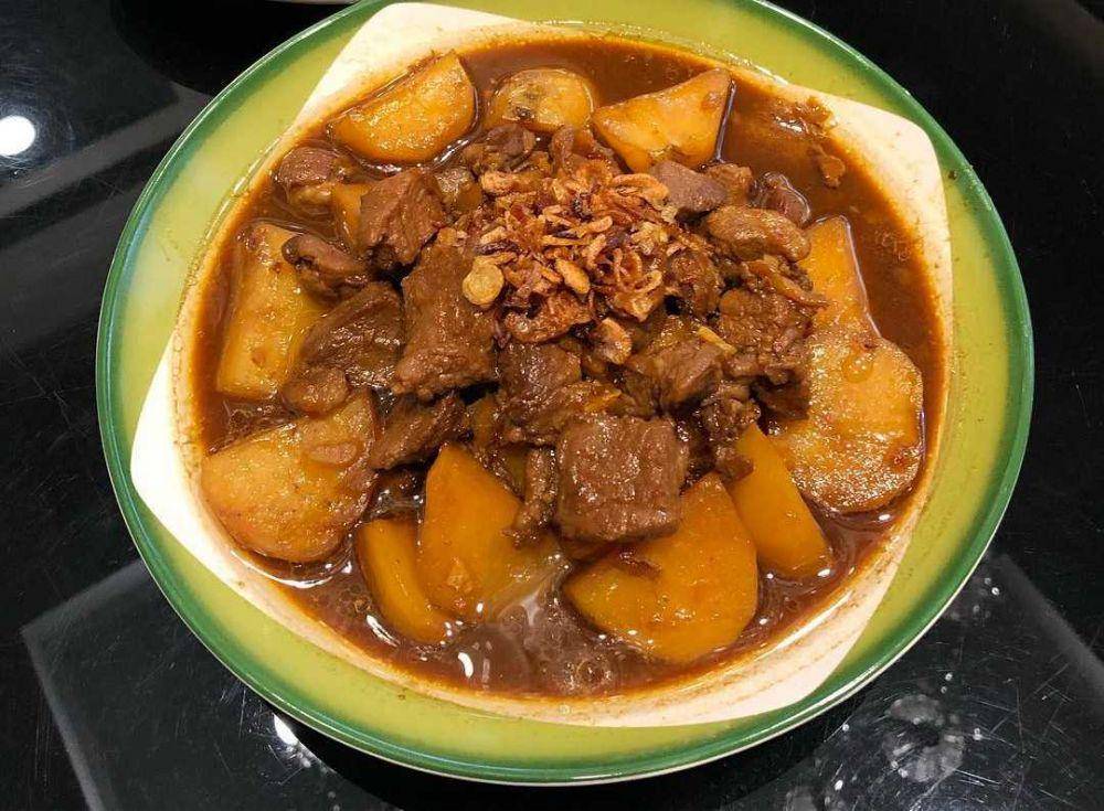 ilustrasi semur santan daging kentang (instagram.com/vv_luv_e)