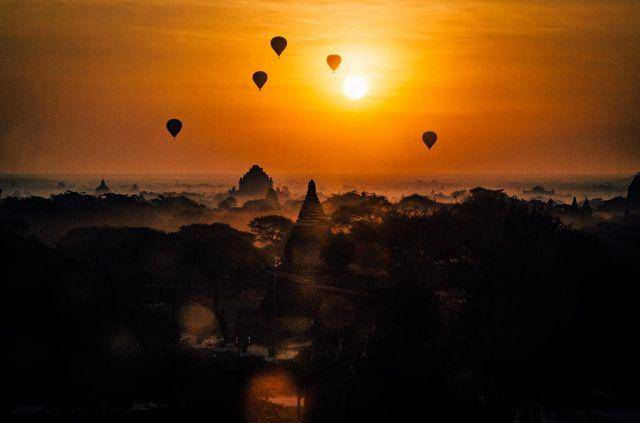 balon udara terbang di atas candi (instagram.com/exploringedtravel)