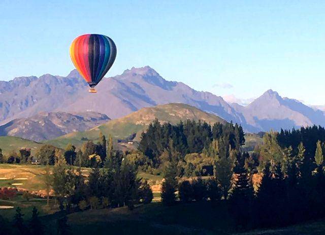 balon udara dengan latar Pegunungan Alpen Selatan (instagram.com/mtrosawines)