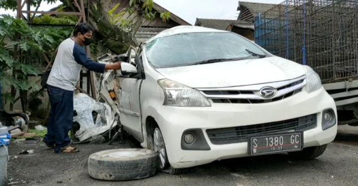 Xenia Menabrak Pohon di Bojonegoro, Dua Orang Meninggal