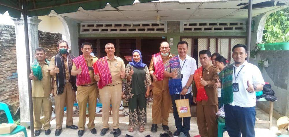Kepala cabang BRI yang mengunjungi kelompok uis karya bunda dan melihat hasil tenun (IDN Times/ istimewa)
