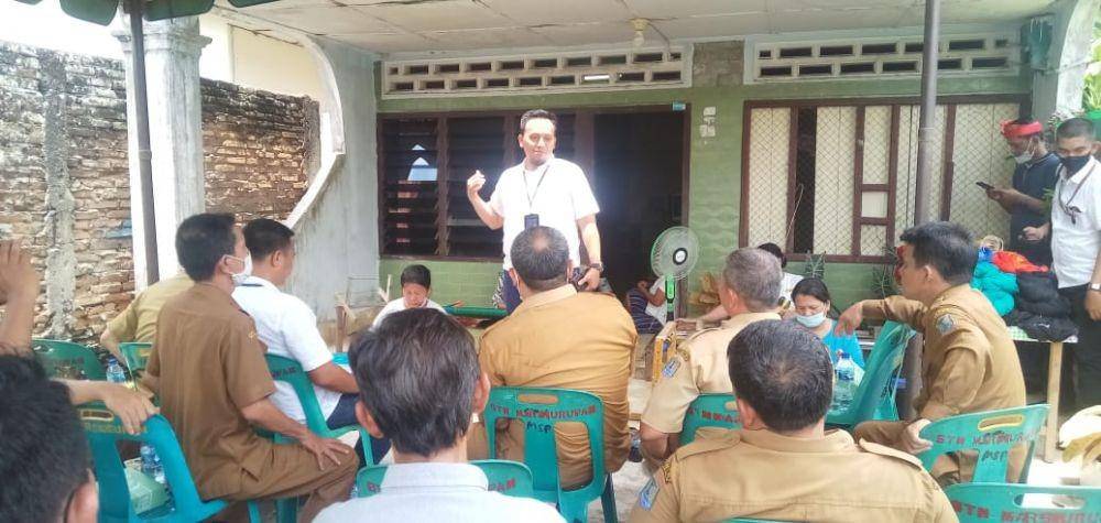 Kepala cabang BRI yang mengunjungi kelompok uis karya bunda dan melihat hasil tenun (IDN Times/ istimewa)