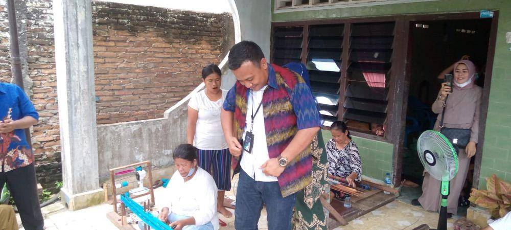 Kepala cabang BRI yang mengunjungi kelompok uis karya bunda dan melihat hasil tenun (IDN Times/ istimewa)