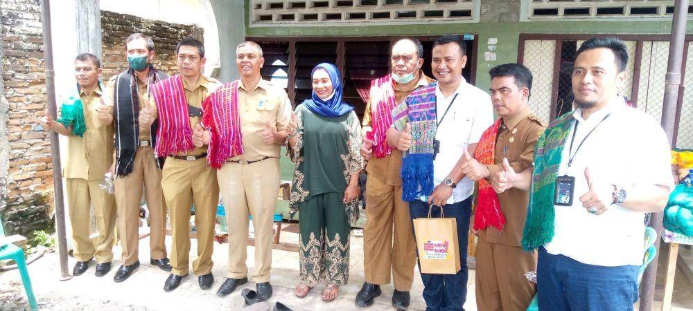 Kepala cabang BRI yang mengunjungi kelompok uis karya bunda dan melihat hasil tenun (IDN Times/ istimewa)