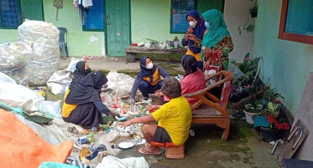 Sejumlah emak-emak saat memilah sampah di bank sampah Randugunting Bergas. (IDN Times/Dok DLH Kabupaten Semarang)