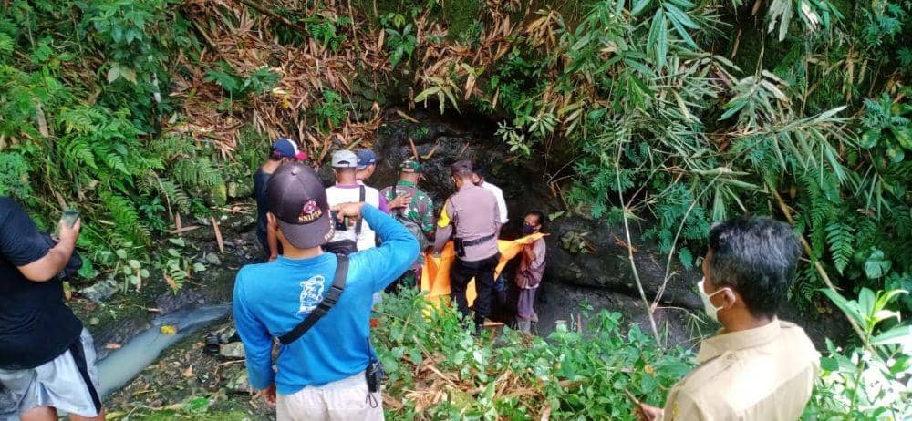 Evakuasi jenazah kakek 85 tahun dari dasar sungai oleh petugas dibantu warga. (dok. Humas Polres Kulon Progo)