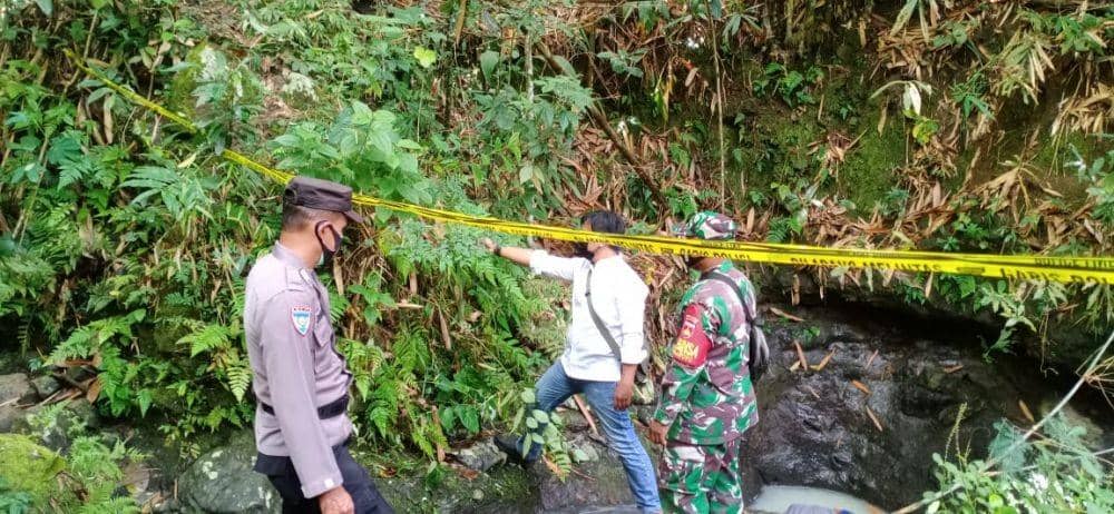 Evakuasi jenazah kakek 85 tahun dari dasar sungai oleh petugas dibantu warga. (dok. Humas Polres Kulon Progo)