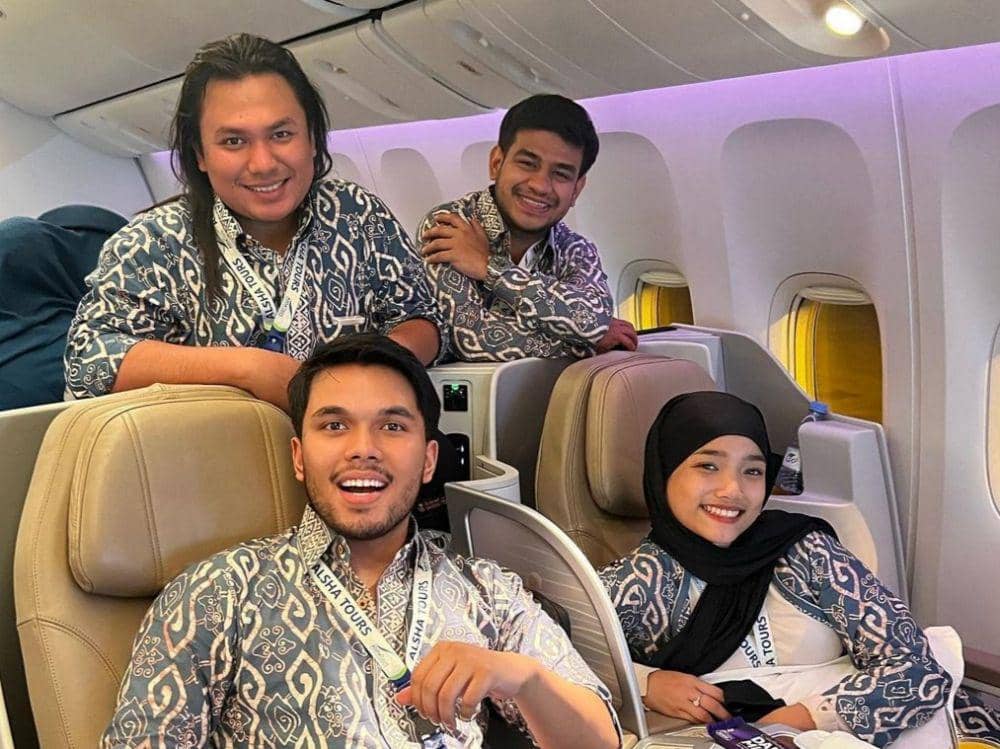 10 Potret Thariq dan Fuji Berangkat Umrah Bareng Sahabat