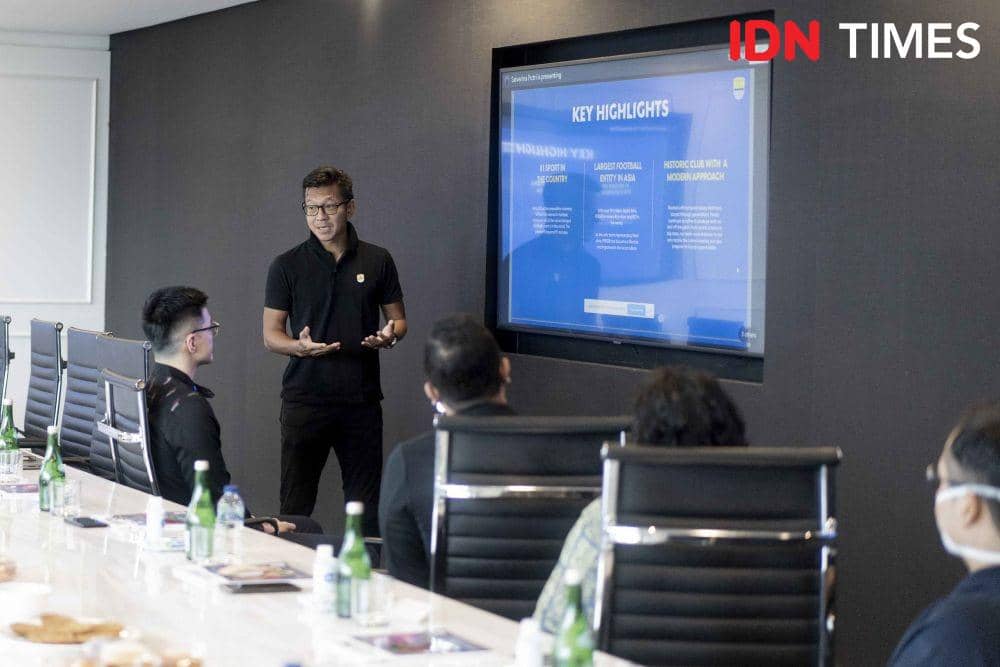 Direktur Persib Bandung, Teddy Tjahjono saat mengunjungi IDN Media HQ pada Senin (21/3/2022). (IDN Times/Herka Yanis)
