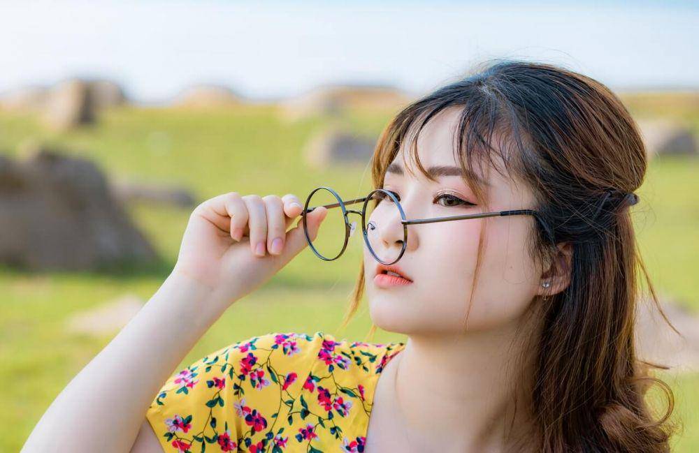 ilustrasi wanita berkacamata (pexels.com/Thiều Hoàng Phước)