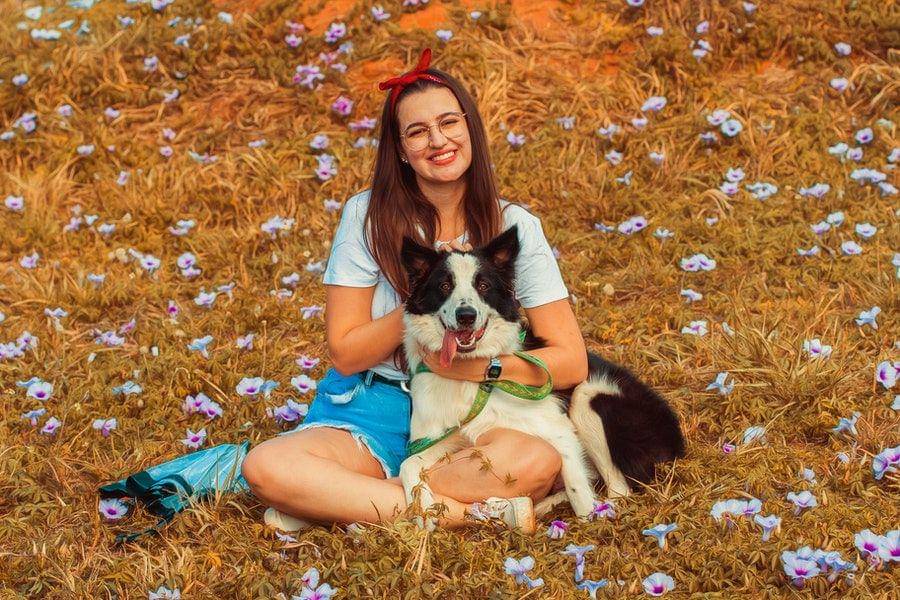 ilustrasi seorang perempuan dengan seekor anjing (pexels.com/Breno Cardoso)