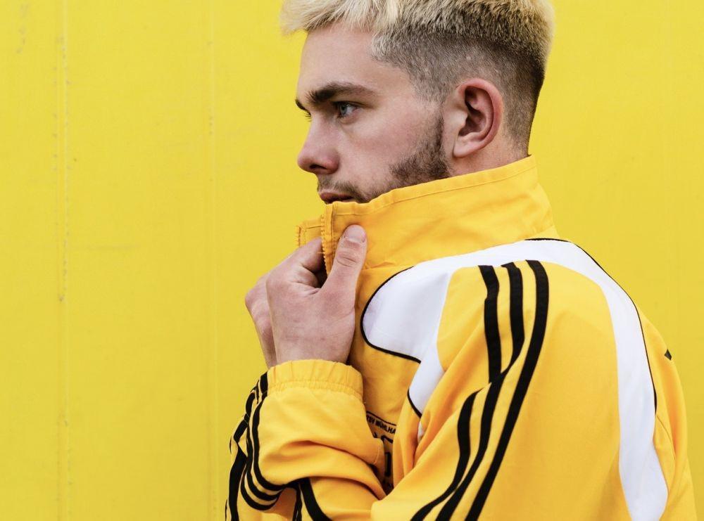 5 Rekomendasi Jaket Tracktop Merek Lokal, Keren dan Harga Terjangkau!