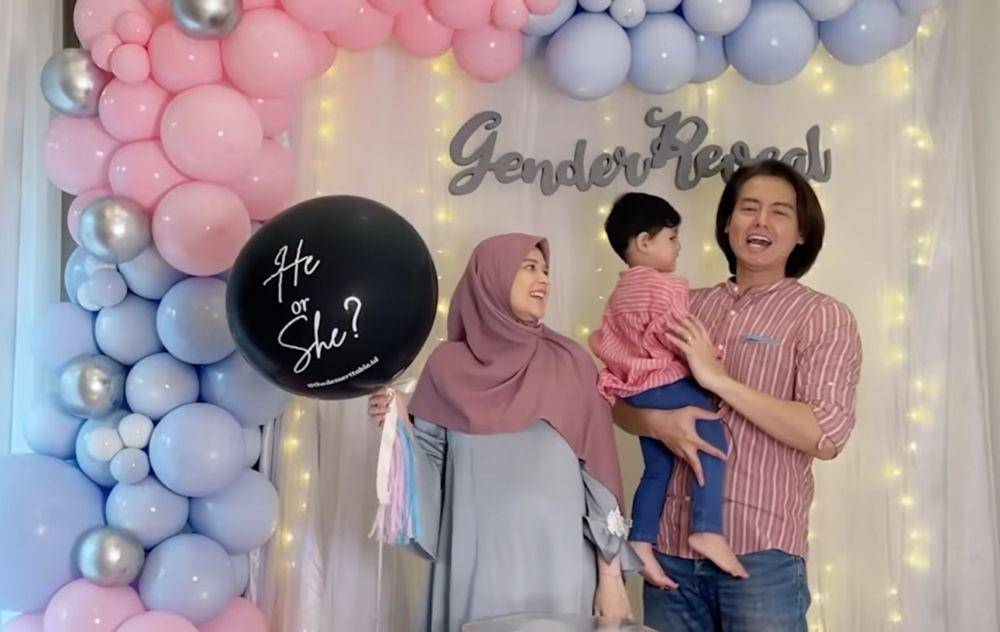 Momen gender reveal Cut Meyriska. (Youtube.com/RogerChika Journey)
