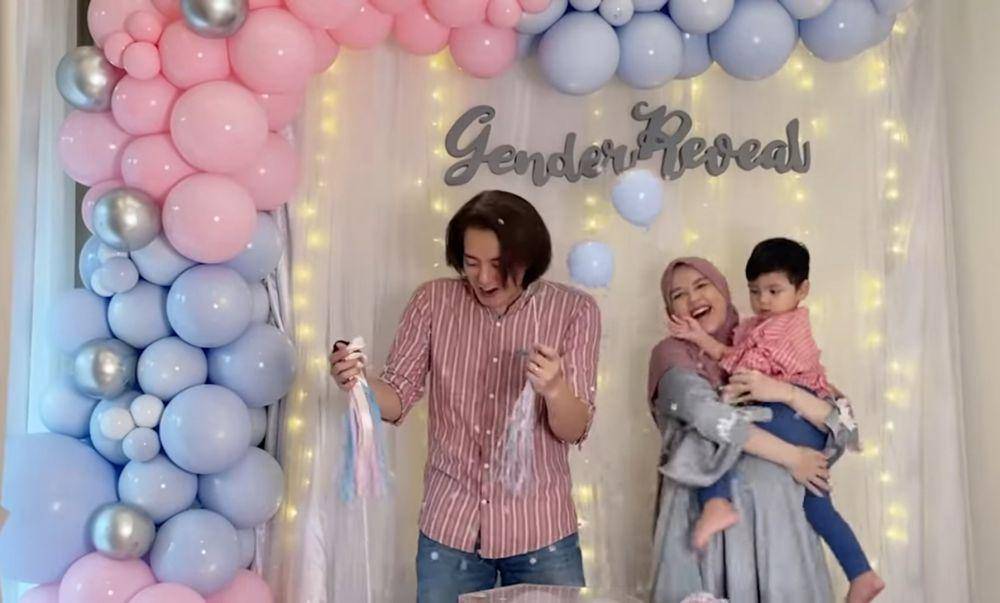 Momen gender reveal Cut Meyriska. (Youtube.com/RogerChika Journey)