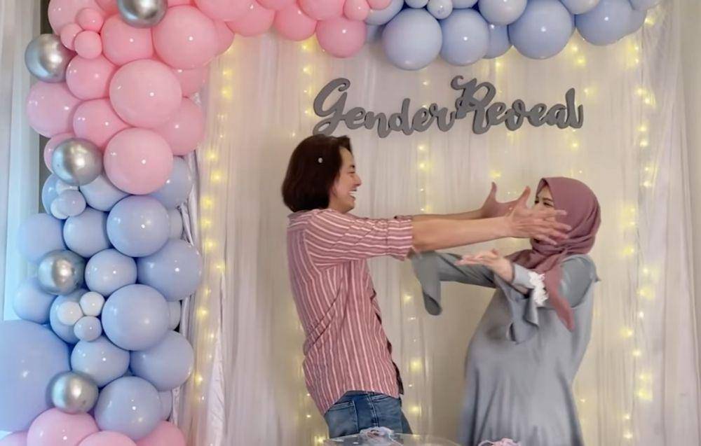 Momen gender reveal Cut Meyriska. (Youtube.com/RogerChika Journey)