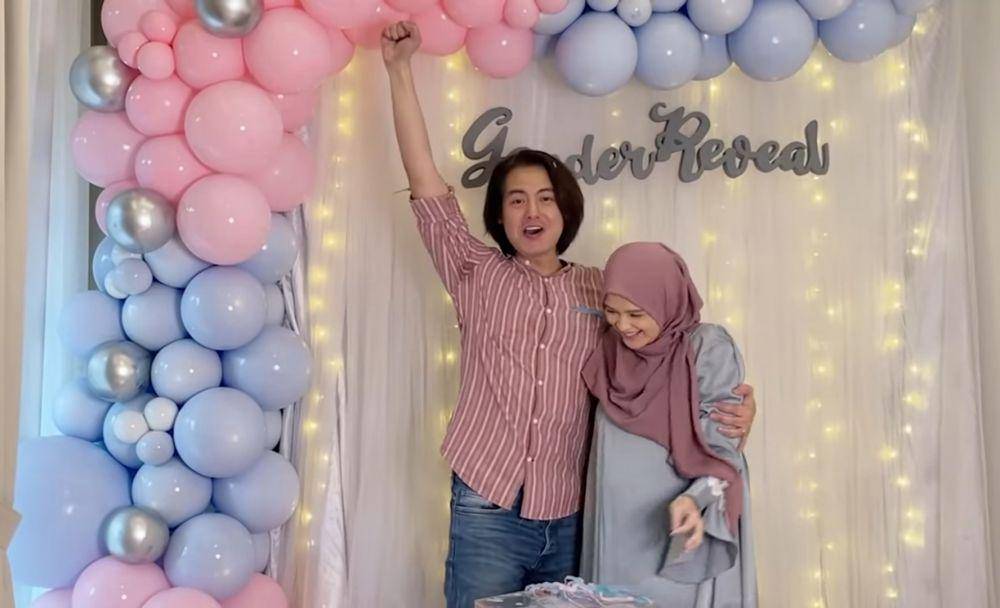 Momen gender reveal Cut Meyriska. (Youtube.com/RogerChika Journey)