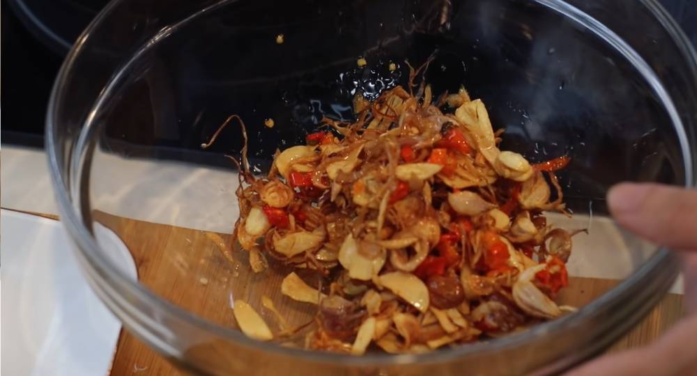 Sambal embe untuk udang (yputube.com/Devina Hermawan)
