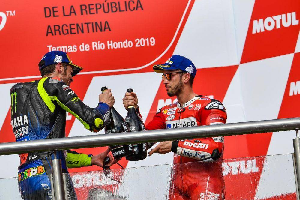 Valentino Rossi dan Andrea Dovizioso di podium GP Argentina 2019 (motogp.com)