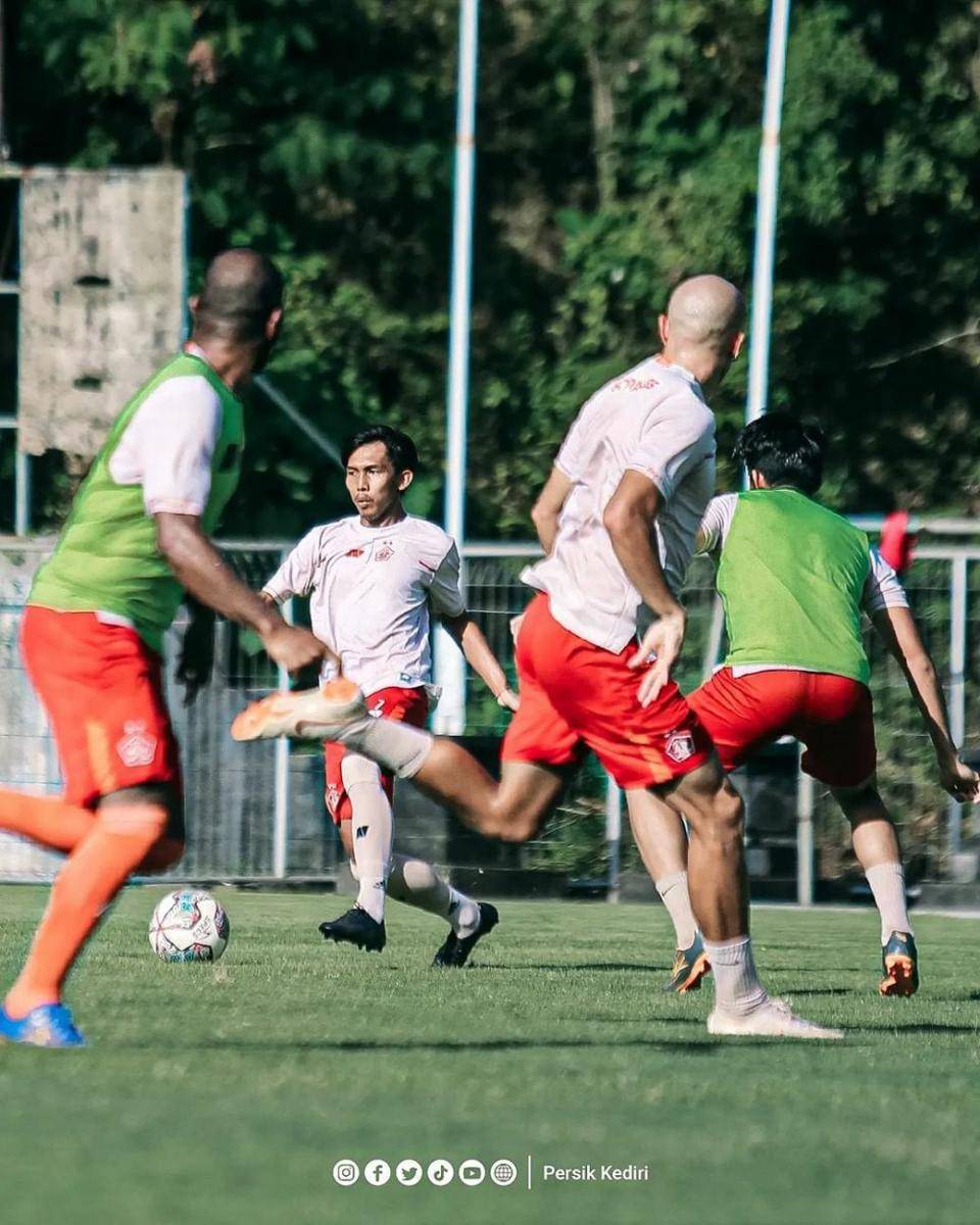 Pemain Persik Kediri saat berlatih di Bali. Instagram.com/persikfcofficial