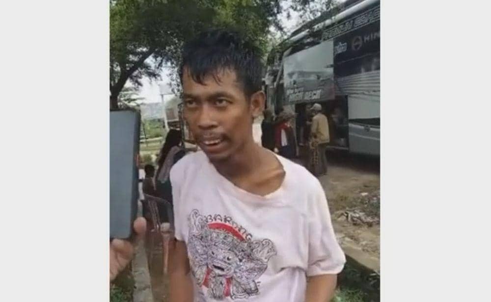 Pemuda pulang kampung naik kolong bus (instagram.com/smart.gram)