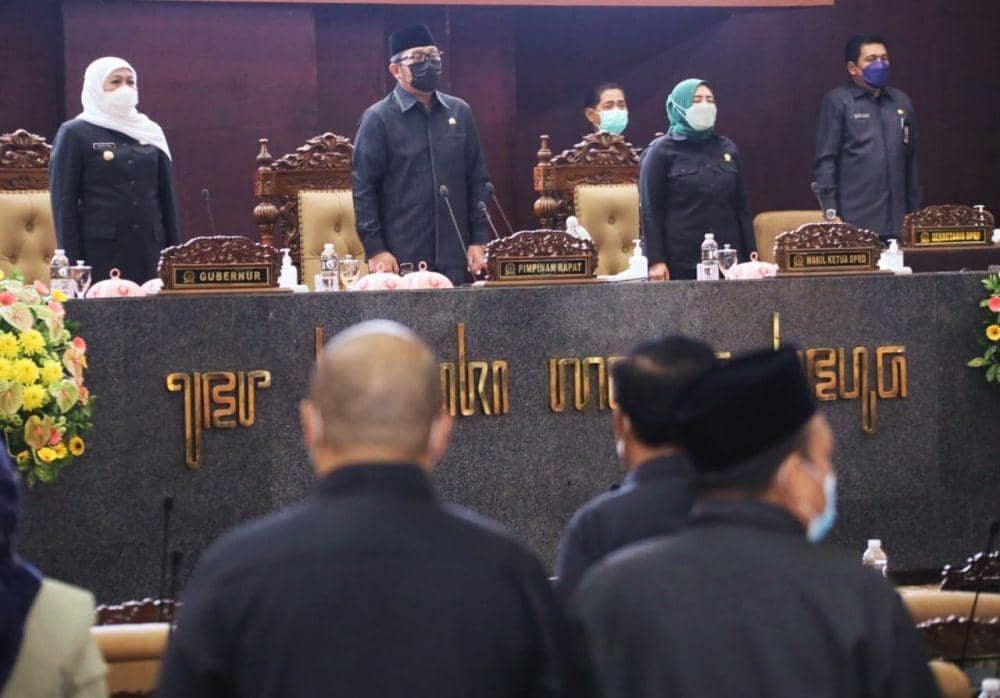 Rancangan Peraturan Daerah (Raperda) tentang Pelindungan Pekerja Migran Indonesia (PMI) resmi disahkan dalam sidang paripurna DPRD Provinsi Jawa Timur (Jatim), Senin (21/3/2022). dok. Humas Pemprov Jatim.