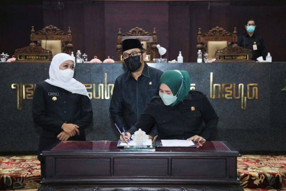 Rancangan Peraturan Daerah (Raperda) tentang Pelindungan Pekerja Migran Indonesia (PMI) resmi disahkan dalam sidang paripurna DPRD Provinsi Jawa Timur (Jatim), Senin (21/3/2022). dok. Humas Pemprov Jatim.