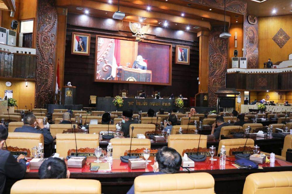 Rancangan Peraturan Daerah (Raperda) tentang Pelindungan Pekerja Migran Indonesia (PMI) resmi disahkan dalam sidang paripurna DPRD Provinsi Jawa Timur (Jatim), Senin (21/3/2022). dok. Humas Pemprov Jatim.