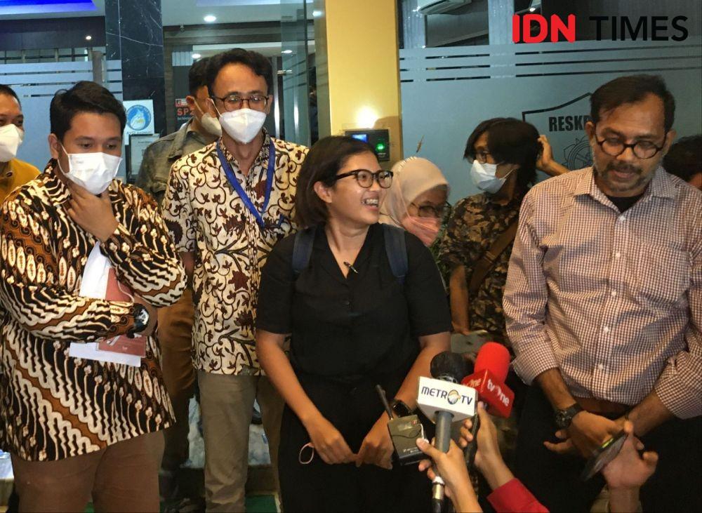 [BREAKING] Haris Azhar dan Fatia Keluar Polda Metro Sambil Tersenyum Lebar